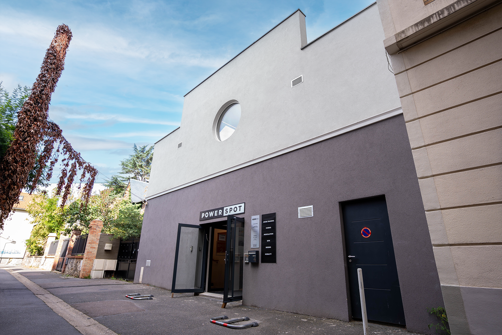 powerspot-entree-exterieur-batiment